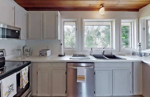 King Cottage | Kettleby Country Retreat On 2.5 Acres