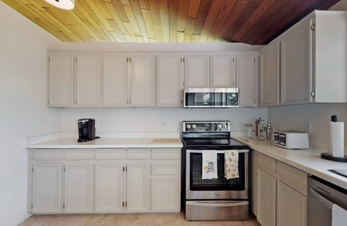 King Cottage | Kettleby Country Retreat On 2.5 Acres