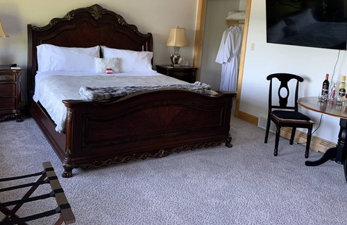 Allouez Resort | Keweenaw Castle Resort: The Balcony Suite on the Shore of Lake Superior