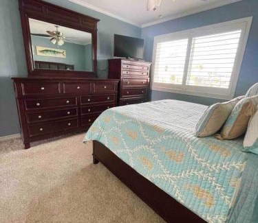 Key Allegro Apartment | Key Allegro Condo on the BAY with BOAT DOCK & POOL!