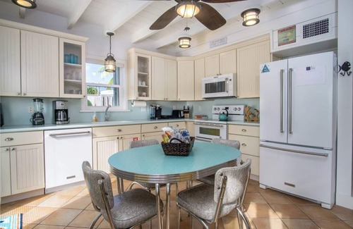 Little Venice House | Key Lime Time 2 bedroom 1 bath Conch house with 2