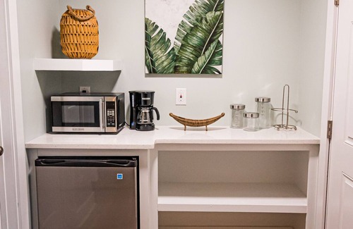 Surf City Apartment | Key West 3- Beach Access - Dog Friendly - Bikes – Grill