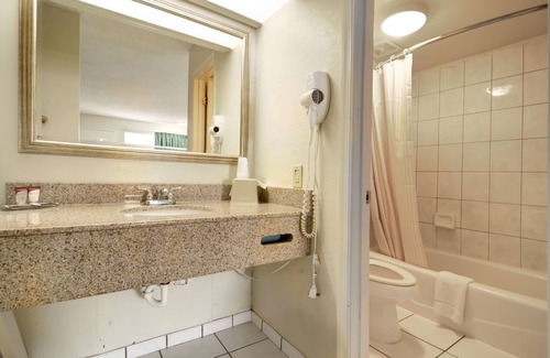Central Newport News Hotel | Key West Inn - Newport News