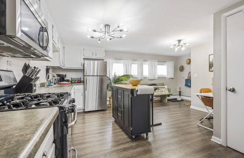 Geneva Apartment | Keyless, KING bd, WIFI, desk, Fox River Bike Trail, near MetraTrain