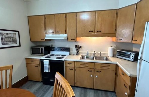 Topeka Apartment | Kg Bd Full Condo steps to hospitals & Capitol 1-70