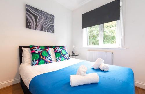 Moffat House | KGV Stays - Serenity House 3 bedroom near to the hospital with parking