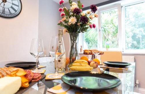 Moffat House | KGV Stays - Serenity House 3 bedroom near to the hospital with parking