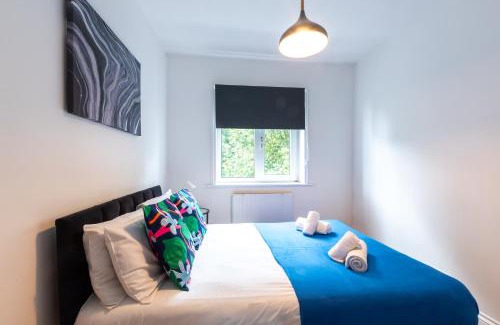 Moffat House | KGV Stays - Serenity House 3 bedroom near to the hospital with parking