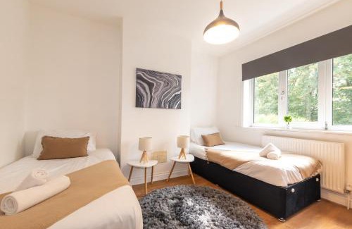 Moffat House | KGV Stays - Serenity House 3 bedroom near to the hospital with parking