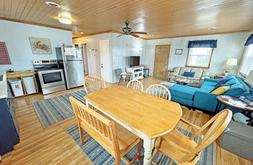 Sea Retreat House | KH4300- Just 50 Feet to The Beach! 3 Bedrooms and Community Pool.