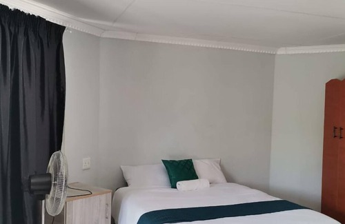 Acornhoek Cabin | Khutsong Lodge