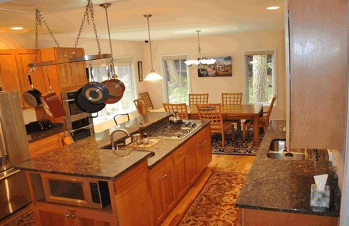 Deer Springs House | Kick back at Virginia’s premier ski and golf resort