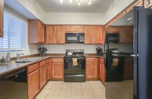North Scottsdale Condo | Kick Back w/King Bed and Mountain & Pool Views