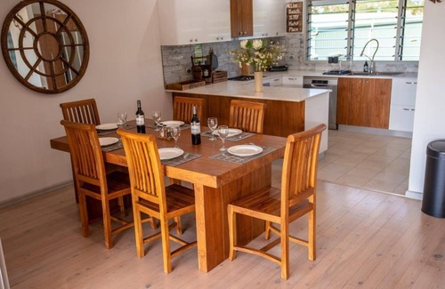 Dundee Beach House | Kick n Back House, with 2 spas, sleeps 8 comfortably with ocean views and WiFi