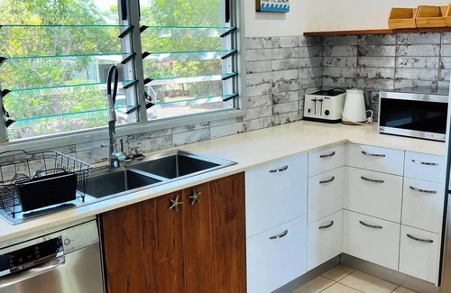 Dundee Beach House | Kick n Back House, with 2 spas, sleeps 8 comfortably with ocean views and WiFi