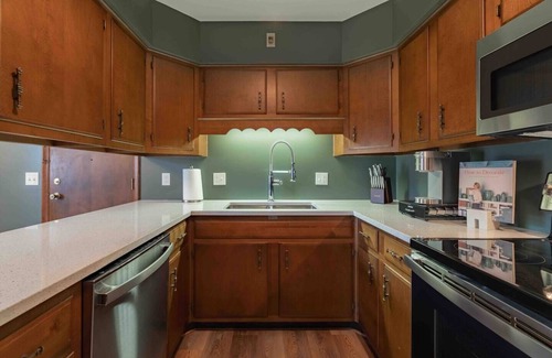 Van Wert House | Kick off your shoes and relax with the whole family at this peaceful 1970’s ranch
