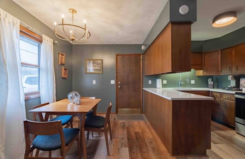 Van Wert House | Kick off your shoes and relax with the whole family at this peaceful 1970’s ranch