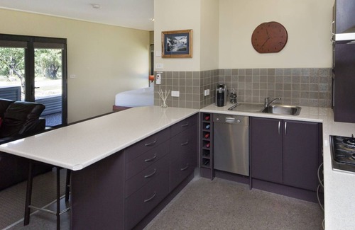 Lake Crackenback Cabin | Kickenback Lodge - 3BR Lodge l Gym l Indoor Pool l Tennis l WiFi l Air-Con