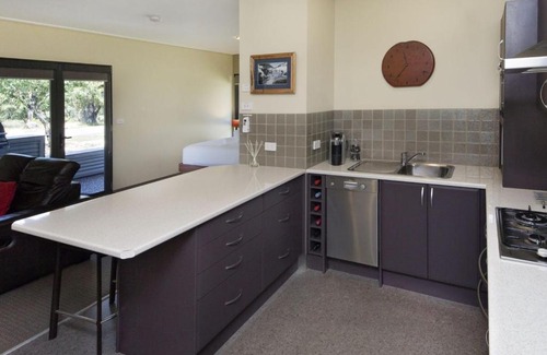 Lake Crackenback House | Kickenback Studio - Gym l Indoor Pool l Tennis l Air-Con l WiFi l BBQ