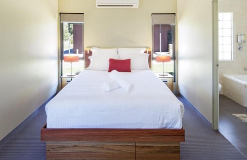 Lake Crackenback House | Kickenback Studio - Gym l Indoor Pool l Tennis l Air-Con l WiFi l BBQ