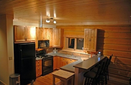 Blaeberry Cabin | Kicking Horse Kabins - LUXURY LOGHOME WITH HOT TUB