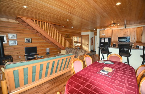Blaeberry Cabin | Kicking Horse Kabins - LUXURY LOGHOME WITH HOT TUB