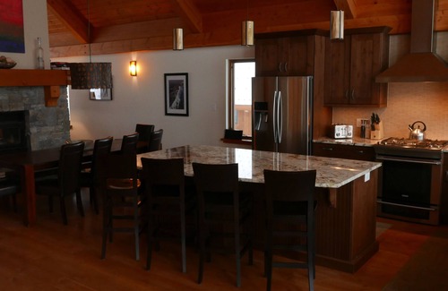 Golden Ski Chalet | Kicking Horse ski Chalet Great views,2 wood fires, hot tub, sauna, heated floor