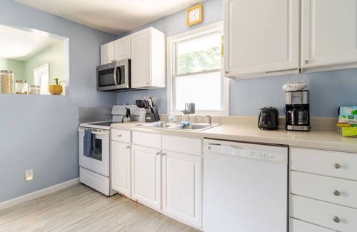 Northside House | Kid-friendly 3/2 Home, 3 Mins to Downtown + Deck