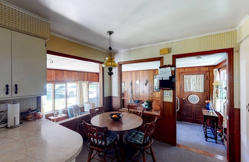 Southold House | Kid-Friendly Home near the Ocean with Private Gas Grill, Fast WiFi, and Cable