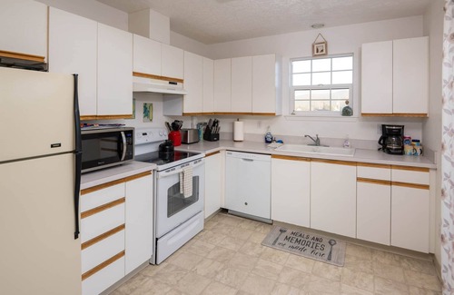 Seaside House | Kids welcome! 1/2 block to beach. King bed, Pack 'n Play, NO PET FEE!