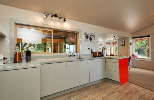 Kaikoura House | Kiekie Lodge - Goose Bay Holiday Home