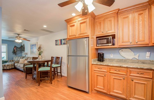 Galveston House | Kiki-2: WALK to the BEACH and Pleasure Pier!, Short Walk to Beach and Pleasure Pier!