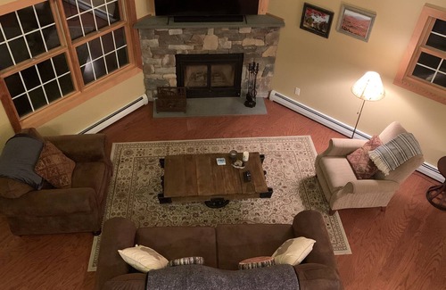Wilmington House | Kiki's Cozy Mountain Chateau-Mount Snow! HOT TUB!