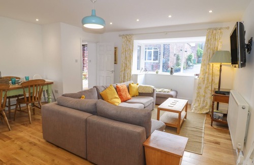 Wakefield Cottage | KILBY LODGE, family friendly, with a garden in Wakefield