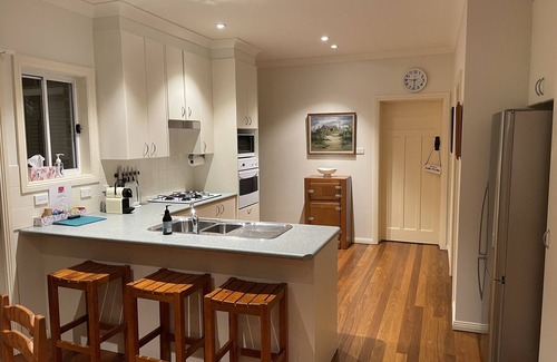 Bowral Cottage | ☘️"KILMEEDY" Take time to smell the roses🌹 in Bowral-Walk to town-Pet friendly.
