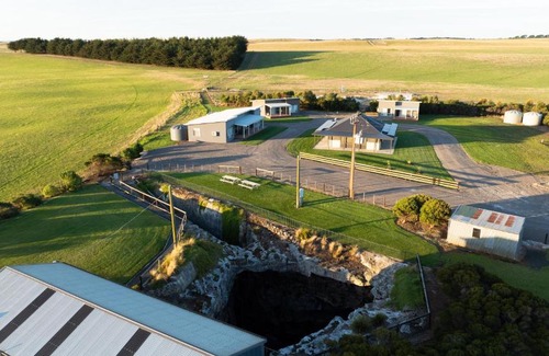 Moorak Apartment | Kilsby Sinkhole & Accommodation