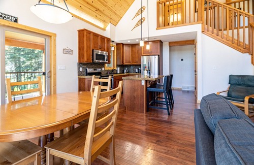 Nordegg Cabin | Kim's Cabin Nordegg Escape - Pet Friendly