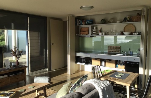 Stanwell Park Apartment | Kim's Place private apartment - uninterrupted ocean views at your doorstep