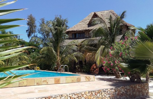 Pongwe Apartment | Kimurimuri - Stunning Beachfront Loft with Pool