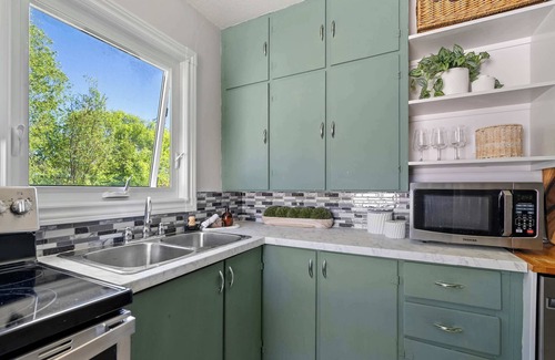 Sylvan Lake House | Kinepik Cottage Sunroom with Beach Access