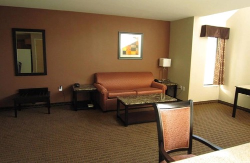 Monmouth Junction Hotel | King Bed with Jacuzzi at Red Carpet Inn Monmouth, Free Breakfast!