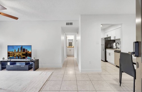 Bayshore Gardens Apartment | King Bayshore Escape | Pool, Gym + FREE Parking