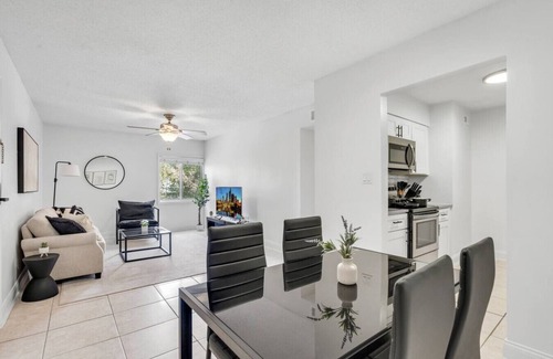 Bayshore Gardens Apartment | King Bayshore Escape | Pool, Gym + FREE Parking