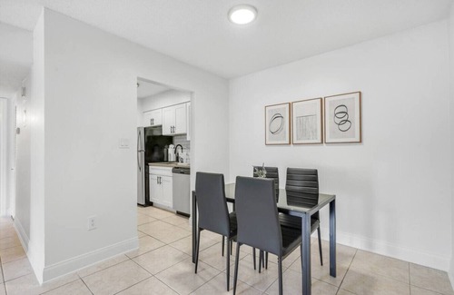 Bayshore Gardens Apartment | King Bayshore Escape | Pool, Gym + FREE Parking