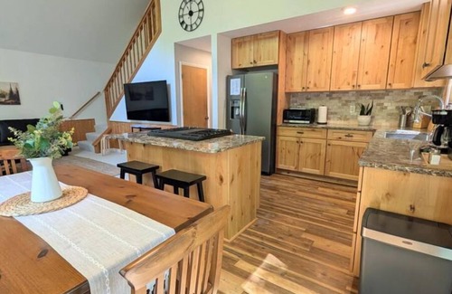 Houghton Lake Ski Chalet | King Bd + 2 Queen Bds + BBQ + Fire Pit + Near Lake