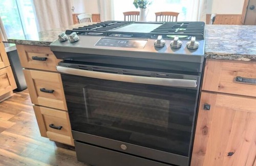 Houghton Lake Ski Chalet | King Bd + 2 Queen Bds + BBQ + Fire Pit + Near Lake