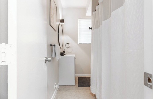 Little Haiti Apartment | King Bed $0 Cleaning Fee! Studio