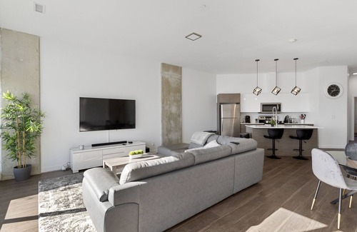 Old Strathcona Condo | King Bed, 10 ft ceiling, 5 mins from downtown