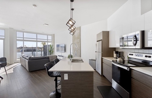 Old Strathcona Condo | King Bed, 10 ft ceiling, 5 mins from downtown