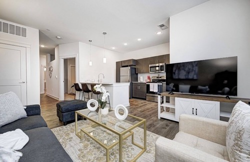 Indianapolis Apartment | KING BED- 1BED/1BATH- *IN THE HEART OF BROAD RIPPLE *